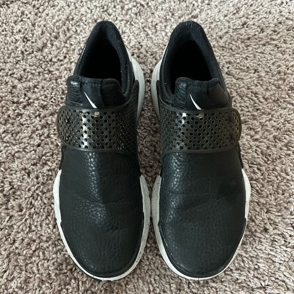 Women’s Nike Dart Shoes - Picture 5 of 6